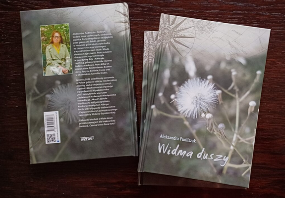 Zdjęcie okładki książki - tomiku wierszy Aleksandry Pudliszak "Widma duszy". Na okładce dmuchawce.