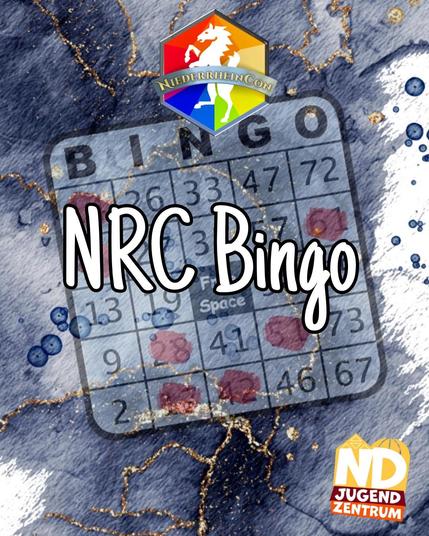 Auf einem blau-gold marmoriertem Hintergrund steht mittig: NRC Bingo. Blass hinter dem Text sieht man auch eine klassische Bingokarte. Oben mittig befindet sich das NRC Logo und unten rechts das ND-Jugendzentrum Logo.