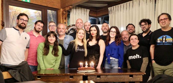 Persone davanti alla torta