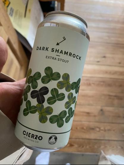Ugens øl - den grønne extra stout Dark Shamrock - holdes op over et trægulv