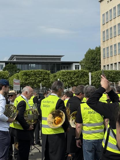 Blechbläser mit gelben Warnwesten