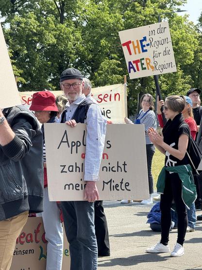 Demoschild: Applaus allein zahlt nicht meine Miete.
