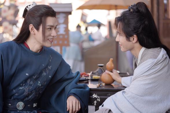 Wen Kexing and Zhou Zishu enjoying the sunshine