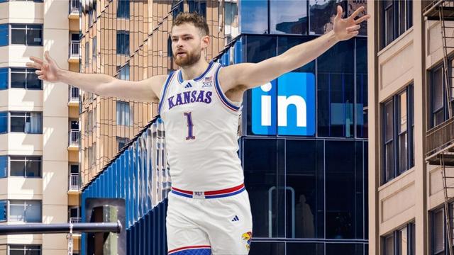 Kansas Jayhawks basketball player Hunter Dickinson