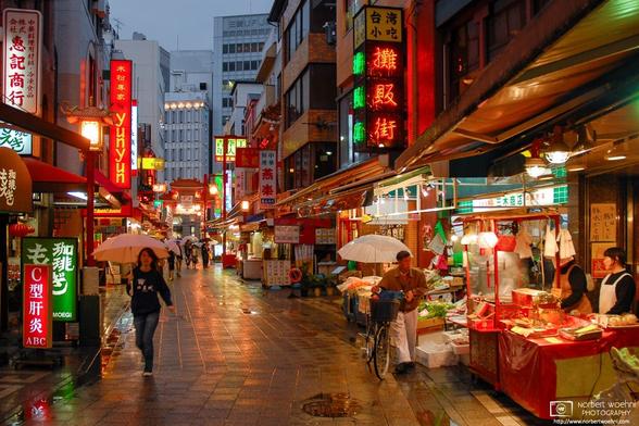 Rainy evening at Kobe Chinatown, one of only three designated Chinatowns in Japan (the others being in Yokohama and Nagasaki).