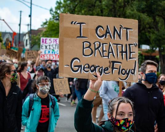 Demonstration nach der Ermordung George Floyds. 

Frau hält Schild in die Höhe:" I can't breathe"
