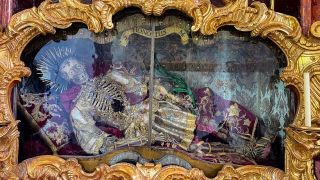 Das Skelett eines bestatteten Fürsten, opulent aufgebahrt in einem Altar. Wo andere ein Herz haben,  funkelt hier der Klunker