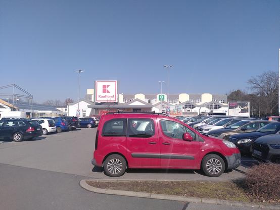 Symbolbild: Außenansicht von Kaufland-Markt mit davor parkenden Autos.