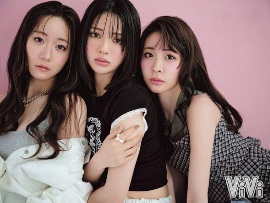 『ViVi』8月号“アワードコスメ”企画に登場したFRUITS ZIPPER（左から）真中まな、鎮西寿々歌、櫻井優衣