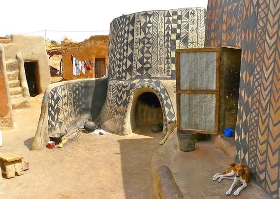 Les jolies cases décorées du village de Tiébélé peuplé par les Kassena au Burkina Faso 1