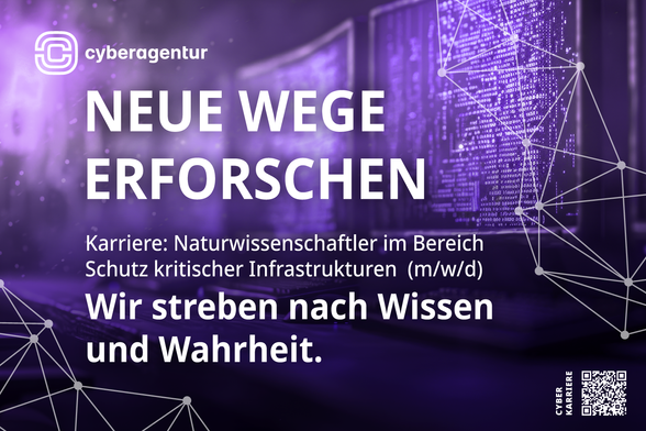 Das Bild ist ein digitales Karriereplakat der Cyberagentur mit einem wissenschaftlich-technischen Design. Im Hintergrund sind mehrere große Monitore mit violett-blauen Datenströmen zu sehen – vermutlich binärer Code oder Programmzeilen. Diese wirken, als würden sie tiefgehende, computergestützte Analysen visualisieren. Über die Bildfläche ziehen sich netzartige grafische Linien und Knotenpunkte, die ein Daten- oder Kommunikationsnetz symbolisieren. Der linke obere Bildbereich enthält das Logo der Cyberagentur sowie den Schriftzug „cyberagentur“. Groß und zentriert steht in weißer Blockschrift: „NEUE WEGE ERFORSCHEN“. Darunter folgt: „Karriere: Naturwissenschaftler im Bereich Schutz kritischer Infrastrukturen (m/w/d)“. Im unteren Drittel hebt sich der Satz „Wir streben nach Wissen und Wahrheit.“ klar hervor. Rechts unten ist ein QR-Code mit dem Hinweis „CYBER KARRIERE“ integriert. © freepik/Cyberagentur.