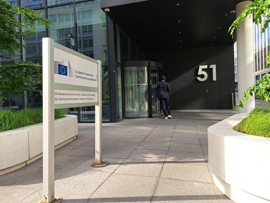 voordeur van het kantoor van het Directoraat Generaal Cnect van de Europese Commisie.