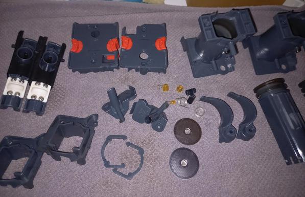 Zerlegte und gereinigte Teile von DeLonghi Brühgruppen auf einem Tuch