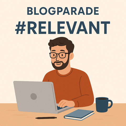 Die Überschrift lautet: Blogparade #relevant. Ein Blogger mit Vollbart und Brille sitzt vor einem Notebook. Er trägt einen roten Pullover. Auf seinem Schreibtisch liegen ein Stift und ein Buch. Außerdem steht eine blaue Tasse auf dem Tisch.