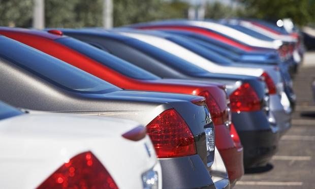 Varios coches, aparcados en la calle. (Getty Images)