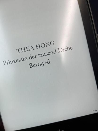 An e-reader displaying the title page of a book titled "Prinzessin der tausend Diebe" (Princess of a Thousand Thieves) by Thea Hong, with the word "Betrayed" also visible. The current progress is shown