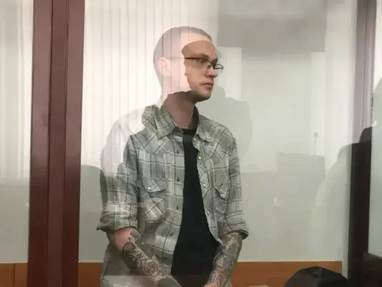 Alexy Rozhkov in einem Glaskasten vor Gericht. Photo: Mediazona