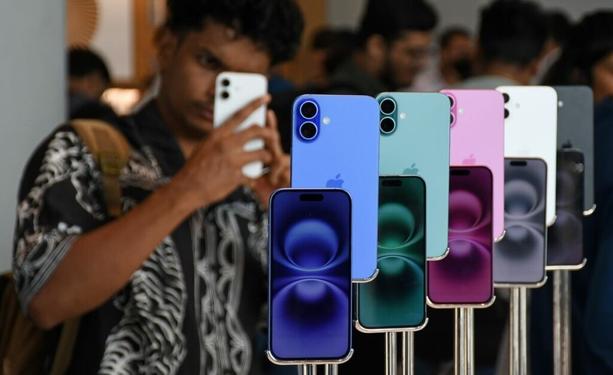 アップル、iPhoneインド生産加速　財閥タタの新工場稼働で米関税リスク回避へ 「チャイナ・プラス・ワン」継続推進、生産目標達成には課題も(1/2) | JBpress (ジェイビープレス)