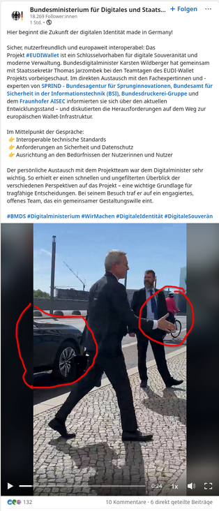 Das Bild zeigt eine Social-Media-Post von Bundesministerium für Digitales und Staatsmodernisierung. Der Text beschreibt die Bedeutung des Projekts #EUDIWallet für die digitale Identität in Deutschland und die Zusammenarbeit mit Fachexperten. Es wird erwähnt, dass Bundesdigitalkommissar Karsten Wildberger und Staatssekretär Thomas Jarzombek den Teamtag des EUDI-Wallet-Projekts besucht haben. Sie haben sich mit Fachexperten von SPRIND, Bundesamt für Sicherheit in der Informationstechnik (BSI), Bundesdruckerei-Gruppe und Fraunhofer AISEC über den aktuellen Entwicklungsstand und die Herausforderungen bei der europäischen Wallet-Infrastruktur informiert.

Im Bild ist ein Mann in einem dunklen Anzug zu sehen, der auf einem gepflasterten Gehweg geht. Er wird von einem anderen Mann in einem dunklen Anzug begleitet. Beide tragen Anzüge und sind in einem offenen, offiziellen Umfeld. Im Hintergrund ist ein schwarzer Wagen zu sehen, und ein Fahrradfahrer in einem roten Outfit fährt vorbei. Der Himmel ist klar und blau, was auf einen sonnigen Tag hinweist.

Bereitgestellt von @altbot, privat und lokal generiert mit Ovis2-8B