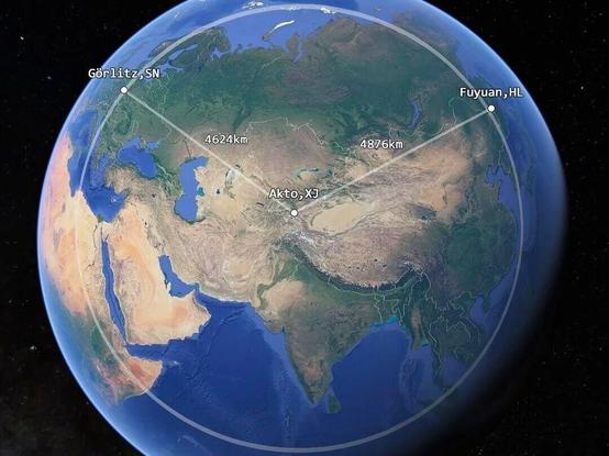 A satellite view of Earth centered on Asia, showing three labeled points: Fuyuan, HL (China) to the east, Akto, XJ (China) in the center, and Görlitz, SN (Germany) to the west. Lines with distance measurements in kilometers connect Akto to Fuyuan (4876km) and Akto to Görlitz (4624km). A large white arc spans across the globe connecting Fuyuan and Görlitz, passing near Akto, suggesting a great circle route.