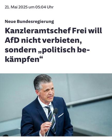 Das Bild zeigt den CDU-Politiker Thorsten Frei, Kanzleramtschef der neuen Bundesregierung, in dunklem Anzug, weißem Hemd und gestreifter Krawatte, wie er im Bundestag ans Rednerpult tritt. Mit ernster Miene, leicht erhobener Hand und dem Mikrofon vor sich vermittelt er den Eindruck entschlossener Sachlichkeit – doch die Körpersprache bleibt konservativ kontrolliert. Diese Inszenierung von Führungsstärke wirkt im Kontext seiner Aussage, man wolle die AfD nicht verbieten, sondern „politisch bekämpfen“, wie ein Versuch, Verantwortung abzulenken – obwohl genau seine Partei durch jahrelange Mitverschiebung des Sagbaren zur Normalisierung des Rechtspopulismus beigetragen hat.🖖