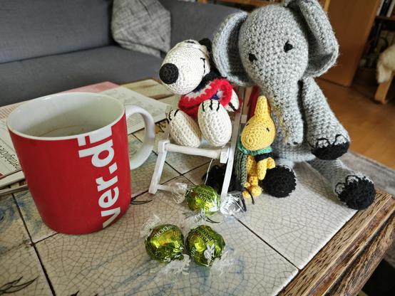 Snoopy, Woodstock und Bridget mit Kaffee in Lindor Kugeln der Sorte Pistazie