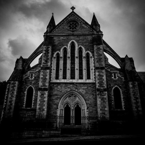 Une sombre et magnifique église irlandaise de Dublin