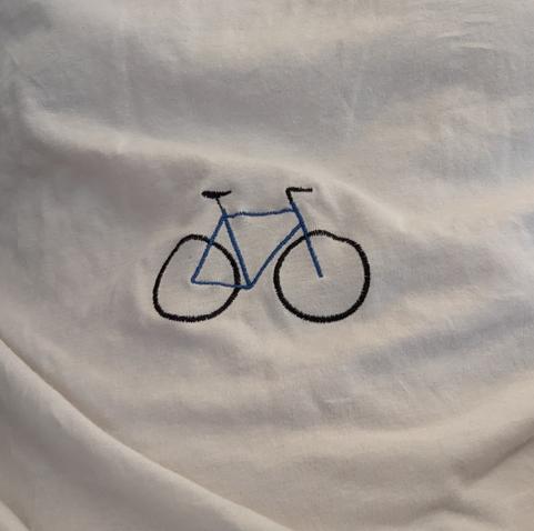 Gesticktes Fahrrad auf Shirt