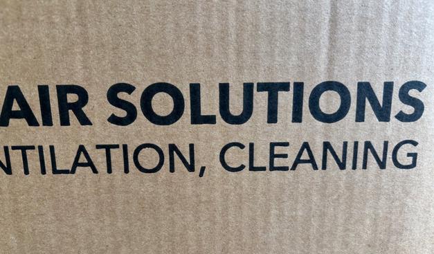 Nahaufnahme: Ein Pappkarton von Trotec:
#AirSolutions #AirCleaning .
