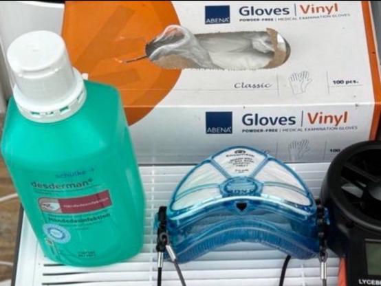 Desinfektionsmittel, Handschuhe, Maske, darunter ein Luftreiniger Trotec Airgoclean 200E.