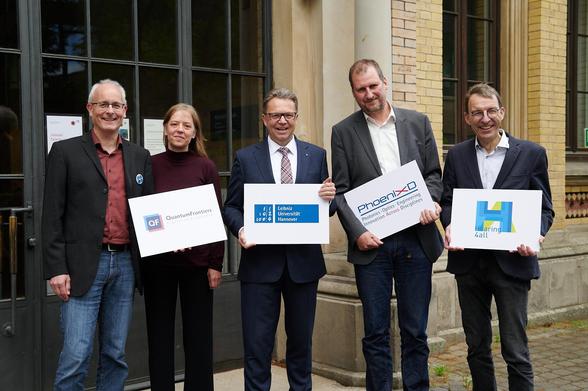 Jubel an der LUH bei der Verkündung der Förderentscheidung: Drei Cluster der Universität gehen in die Verlängerung – LUH-Präsident Prof. Dr. Volker Epping (M.) mit den Sprecherinnen und Sprechern der Cluster, von links Prof. Dr. Piet O. Schmidt, Prof. Dr. Silke Ospelkaus, Prof. Dr. Uwe Morgner, Prof. Dr. Holger Blume.