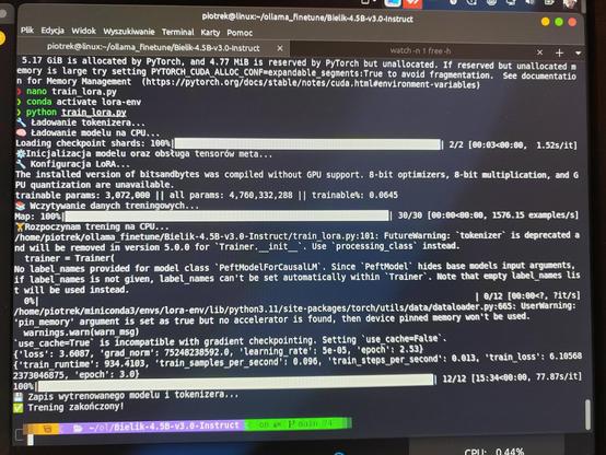 Zdjęcie przedstawia ekran laptopa w ciemnym pomieszczeniu. Na ekranie widać otwarte okno terminala z uruchomionym procesem szkolenia modelu uczenia maszynowego. Wiele linii tekstu zawiera informacje o postępie treningu, w tym dane takie jak liczba parametrów trenowalnych, aktualny loss (strata) i postęp w procentach. Na dole ekranu widoczny jest zielony pasek postępu wskazujący na zakończenie procesu
