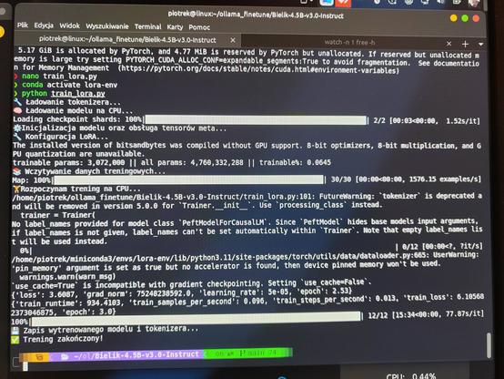 Zdjęcie przedstawia ekran laptopa. Na ekranie widać otwarte okno terminala z uruchomionym procesem szkolenia modelu uczenia maszynowego. Wiele linii tekstu zawiera informacje o postępie treningu, w tym dane takie jak liczba parametrów trenowalnych, aktualny loss (strata) i postęp w procentach. Na dole ekranu widoczny jest zielony pasek postępu wskazujący na zakończenie procesu