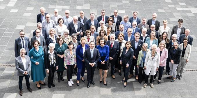 Gruppenfoto der Exzellenzkommission.