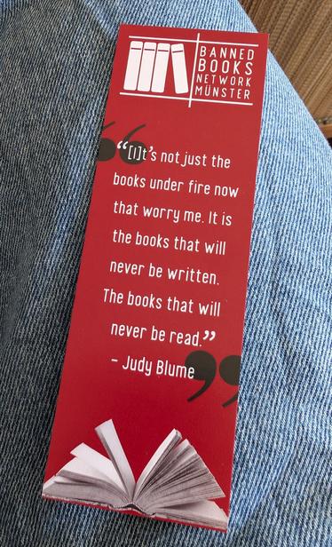 Foto eines Lesezeichens des Banned Books Network Münster. Darauf ein Zitat: "[I]t's not just the books under fire now that worry me. It is the books that will never be written. The books that will never be read." - Judy Blume