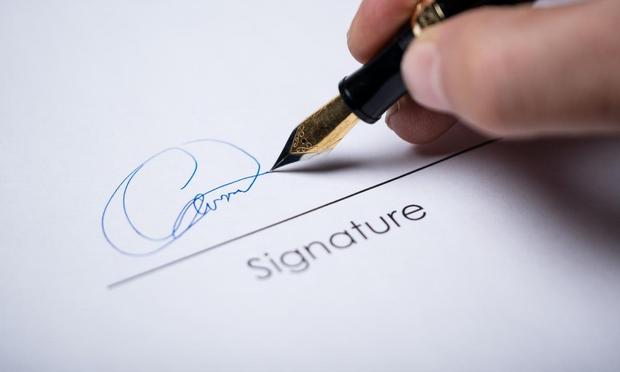 Una persona firma un documento. (Getty Images)