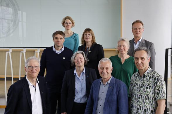 Gruppenfoto:
1. Reihe v.l.n.r. Prof. Dr. Wolfgang Driever (CIBSS), Prof. Dr. Kerstin Kriegstein (Rektorin), Prof. Dr. Stefan Rensing (Prorektor für Forschung und Innovation), Prof. Dr. Jürgen Bauhus (Future Forests)
2. Reihe v.l.n.r. Prof. Dr. Jürgen Kleine-Vehn (CIBSS), Prof. Dr. Carola Hunte (CIBSS), Prof. Dr. Friederike Lang (Future Forests)
3. Reihe v.l.n.r. Prof. Dr. Claudine Kraft (CIBSS), Prof. Dr. Marc Hanewinkel (Future Forests)
Fotograf: Michael Spiegelhalter