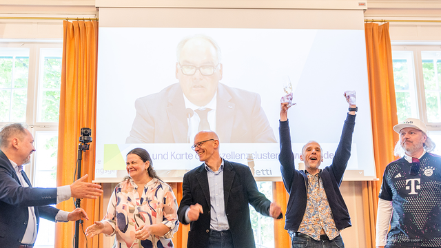 Foto von den Clustersprecherinnen und -sprechern: Prof. Viktor Mechtcherine, Prof. Yana Vaynzof, Prof. Matthias Vojta, Prof. Stephan Grill (für Prof. Otger Campàs) und Prof. Frank H. P. Fitzek.