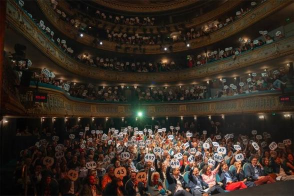 La quatrième édition nantaise de la “Nuit du bien commun”, en 2024, au Théâtre Graslin à Nantes. © Photo Privat Millet / Mediacités