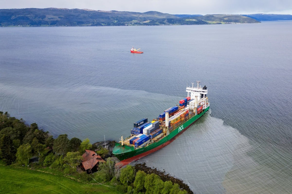 Containerschiff am Haus
