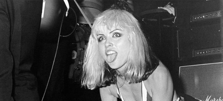La cantante Debbie Harry actuando como parte del grupo Blondie en 1977 / Donna Santisi