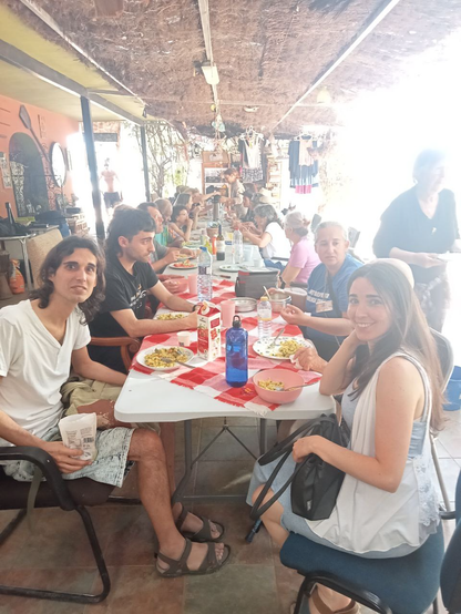 Una taula gran amb un munt de gent menjant paella | cc-by-sa | 18-05-25