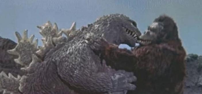 Bild aus dem Film Die Rückkehr des King Kong

Godzilla und King Kong kämpfen miteinander,
allerdings sieht es auf dem Bild aus als würden sie sich gerade küssen