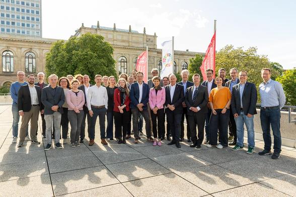 Gruppenfoto mit Wissenschaftler*innen der Cluster und der Präsidentin Angela Ittel vor dem Altgebäude der TU Braunschweig.

Foto: Kristina Rottig/TU Braunschweig