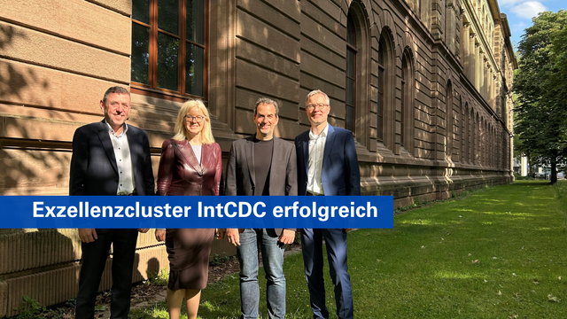 Gruppenfoto mit Prof. Manfred Bischoff, Kanzlerin Anna Steiger, Achim Menges von IntCDC und Rektor Prof. Peter Middendorf vor dem Rektoratsgebäude
