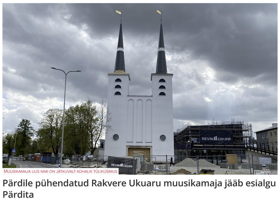 Pilves taeva all näeme kiiskavvalget kahetornilist fassaadi, mille esiuksed on OSB plaadi ja ehitusaia taga. See on nagu kirik, kus pole Jeesust.

Pealkiri: "Pärdile pühendatud Rakvere Ukuaru muusikamaja jääb esialgu Pärdita"