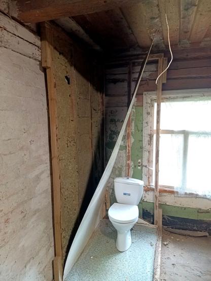 Same place, now a side wall made from fake tiles painted onto some fake wood is peeled off, revealing a few cm of rockwool between battens.  There's a hole in it near the top.