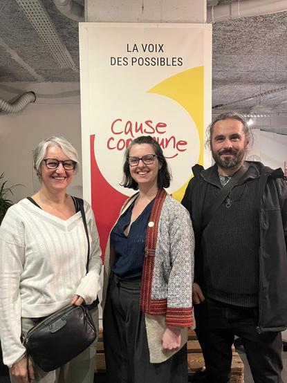 Julie, Claire et Fred (de gauche à droite) debouts devant un kakemono « Cause Commune »