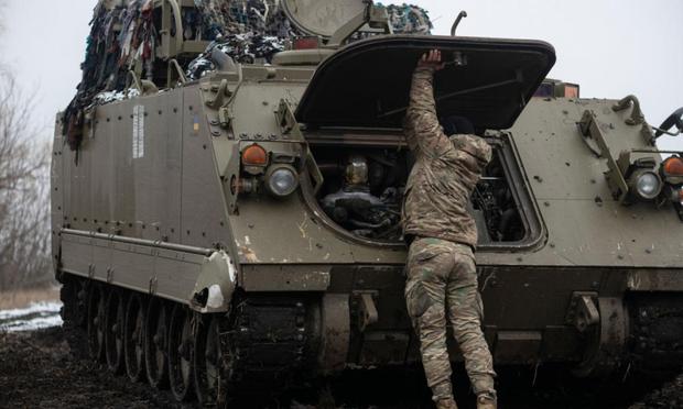 El comandante de la unidad de apoyo técnico (TSP), con el indicativo Tyson, junto al M113 el 16 de enero de 2025 en el óblast de Donetsk, Ucrania. (Viktor Fridshon/Global Images Ukraine via Getty Images)