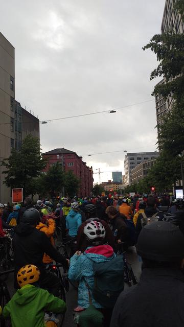 Besammelung vor dem Start zur Eröffnungsrunde: Hunderte von Velofahrerinnen und Velofahrern in teilweise bunten Regenklammotten warten in der Lagerstrasse auf den Start.